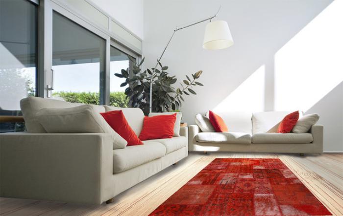 Wohnzimmer-rote-Akzente-designer-teppich