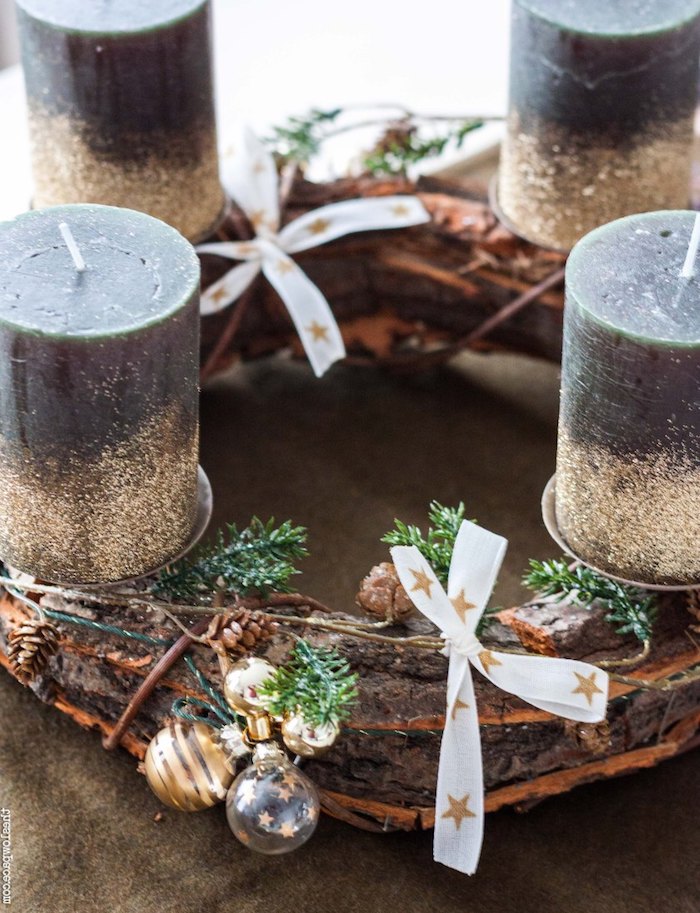 DIY Adventskranz aus Baumrinde mit schwarzen Kerzen, dekoriert mit Tannenzweigen und kleinen Christbaumkugeln 