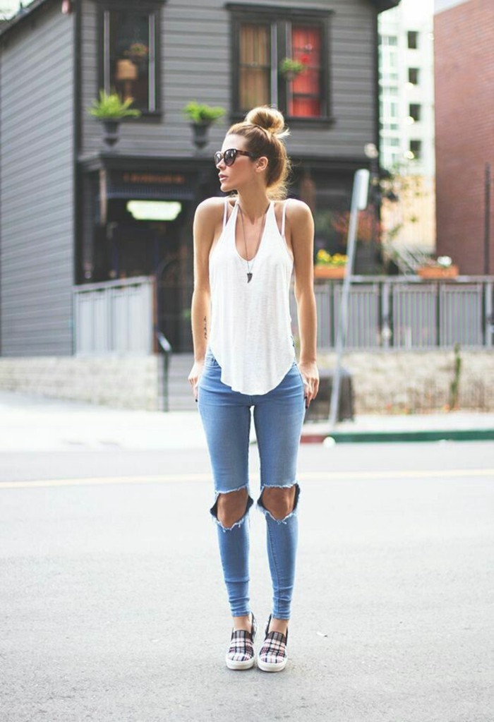 alltäglicher-Look-jeans-mit-löchern-weißer-Top