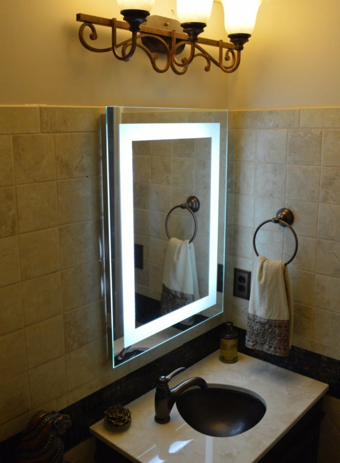aristokratisches-Badezimmer-Interieur-spiegel-mit-led-beleuchtung