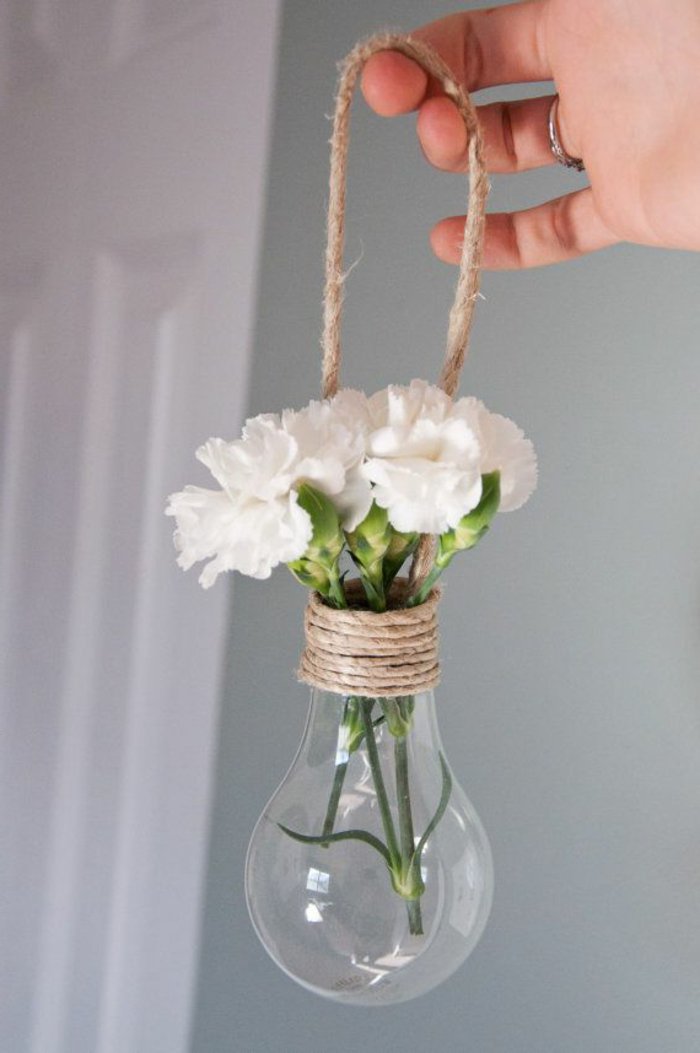 attraktive-deko-vase-Glühbirne-weiße-Blumen