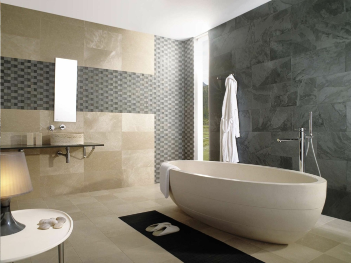 attraktives-elegantes-Badezimmer-Interieur-ovale-badewanne-bequem-komfortabel