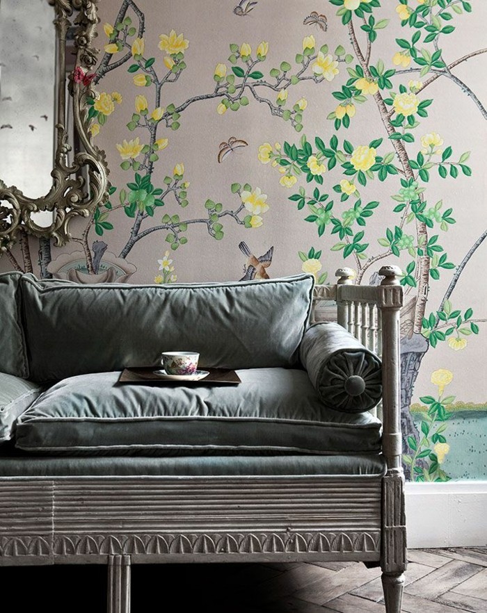 ausgefallene-tapeten-Baum-gelbe-Blüten-vintage-Spiegel-bequemes-Sofa