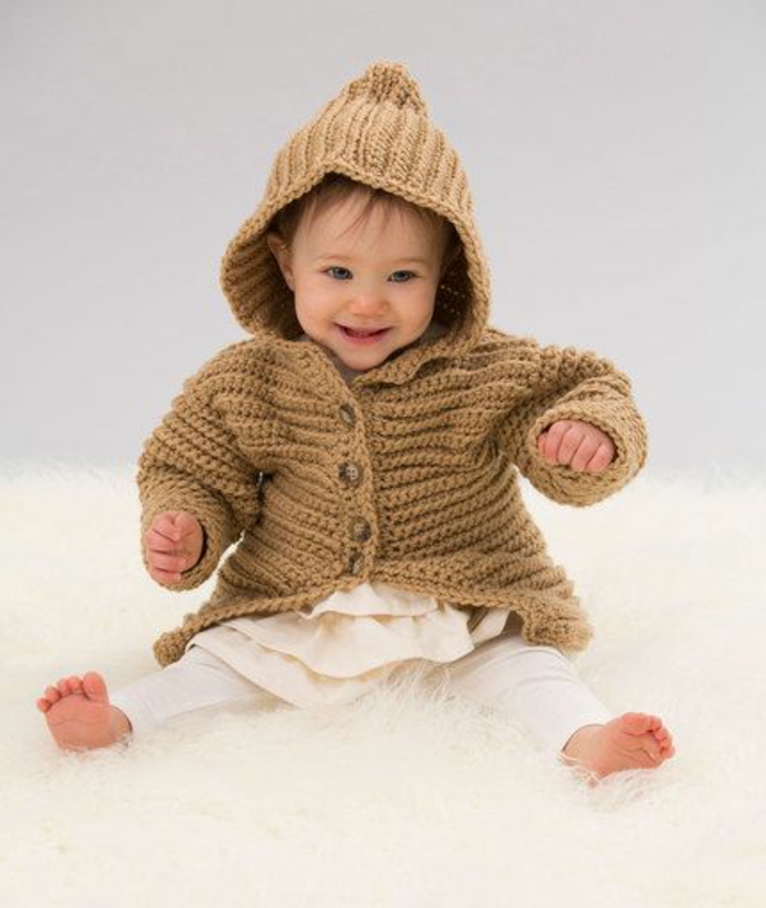 baby-pullover-stricken-braun-mit-hut