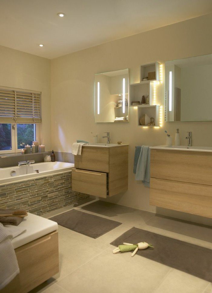badezimmer-mit-entspannender-Atmosphäre-Badewanne-beleuchtete-spiegel
