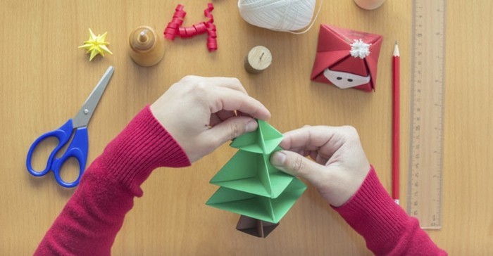 bastelideen-für-weihnachten-einen-tannenbaum-aus-papier-machen