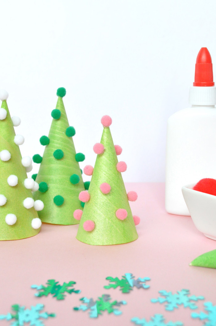 Kegel aus Papier grün ausmalen, kleine weiße, grüne und rosafarbene Bommeln aufkleben, Weihnachtsbaum selber machen 