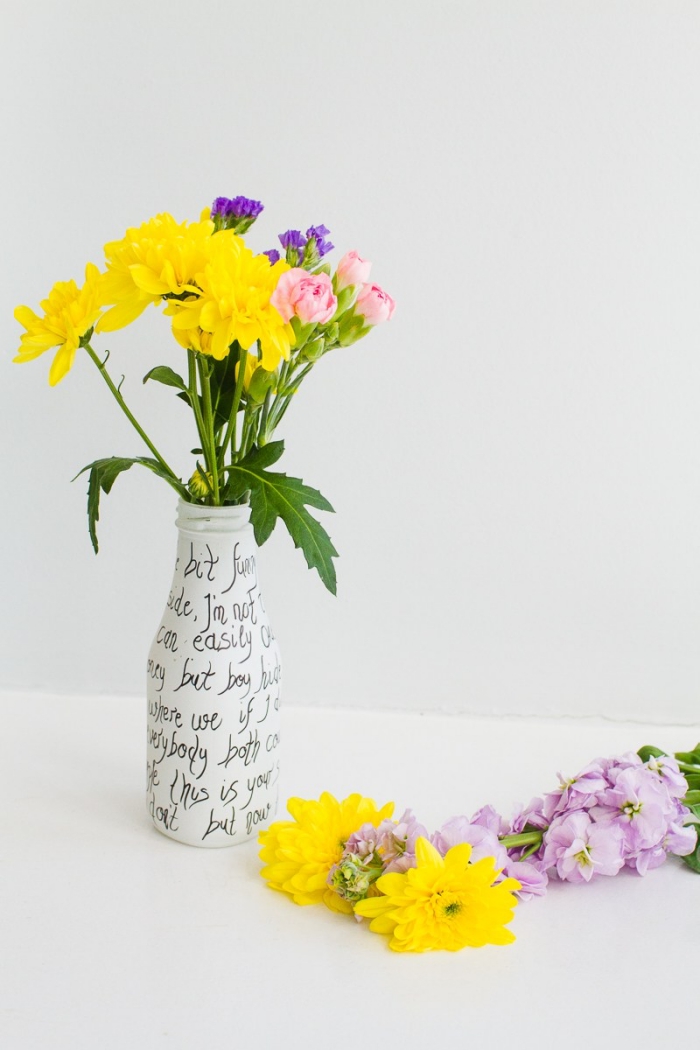 vase dekorieret mit weißer farbe und schwarzem marker, blumen tischdeko, diy deko