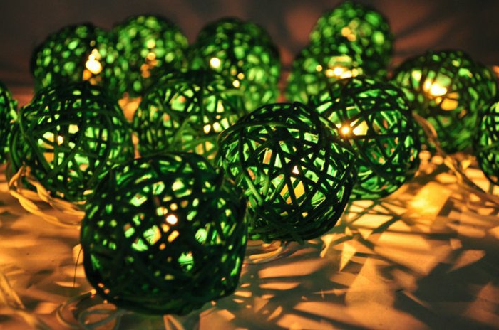 bunte-glühbirnen-grüne-Kugeln-dekorative-Funktion