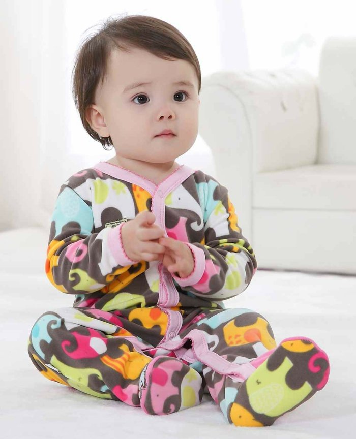 bunter-Baby-Schlafanzug-süßes-Modell
