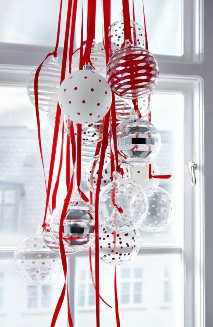 deko-fenster-zum-weihnachten-tolle-hängende-elemente-in-weiß-und-rot