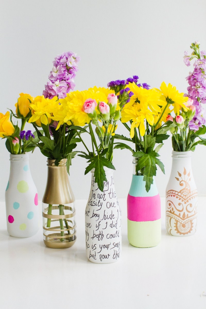 deko selber machen, selbstgemachte vasen in verschiedenen designs, deko tisch 