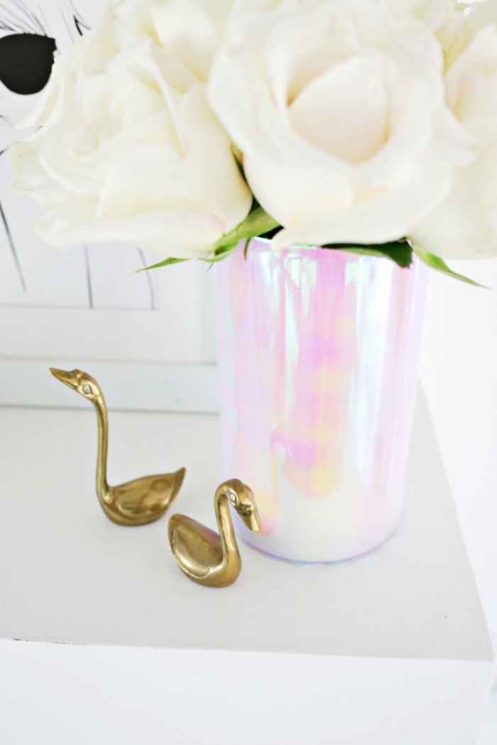 deko tisch, halogyne vase, weiße blumen, selbstgemachte tischdekoration, kleine goldene figuren