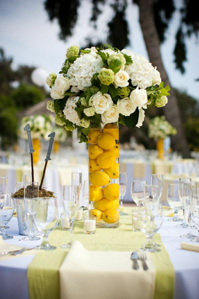 deko-vasen-groß-mit-vasen-dekorieren-weiße-Rosen-Hortensien-Zitronen