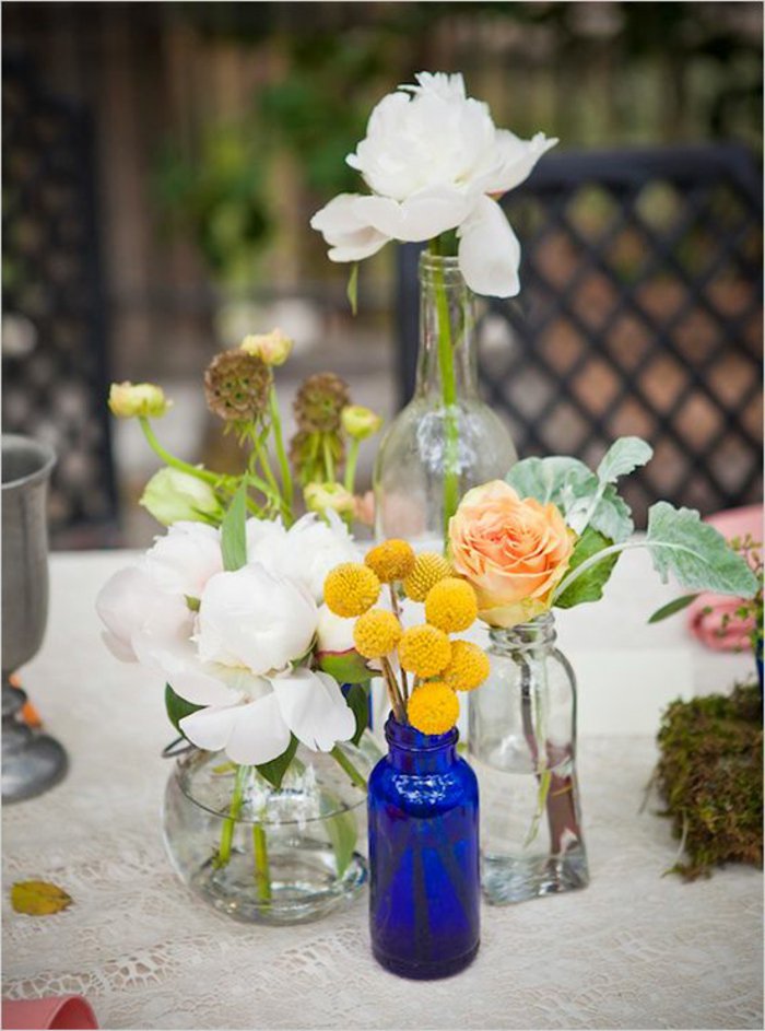 deko-vasen-mit-glasvasen-dekorieren-herrliche-frische-Blumen