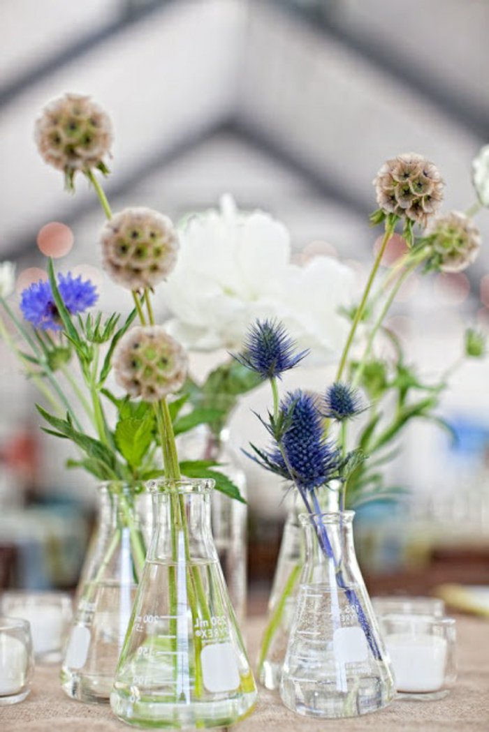 deko-vasen-mit-künstlichen-Blumen
