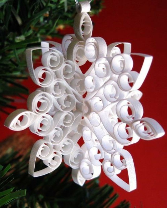 einfache-bastelideen-zum-weihnachten-weiße-hängende-schneeflocken-als-geschenk