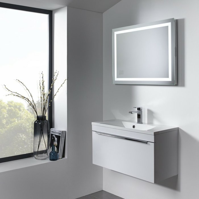 elegantes-Badezimmer-Interieur-Badspiegel-mit-Beleuchtung