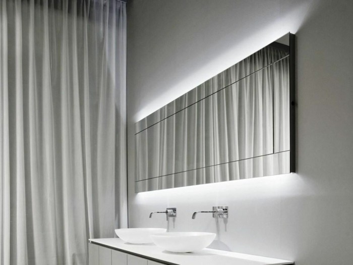 elegantes-Badezimmer-Interieur-graue-Gardinen-indirekte-spiegelbeleuchtung