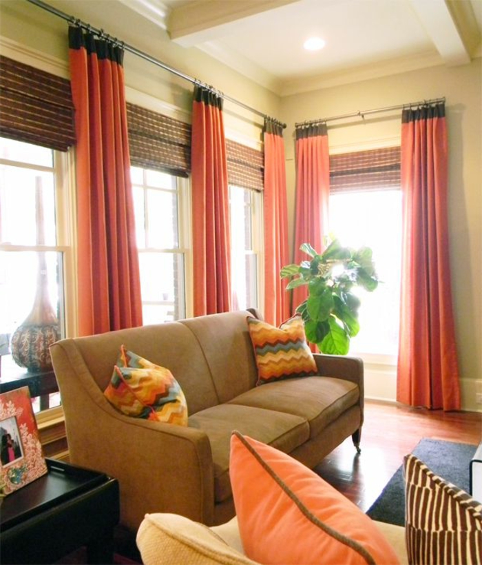 elegantes-Wohnzimmer-Interieur-moderne-gardinen-für-wohnzimmer-orange-Farbe