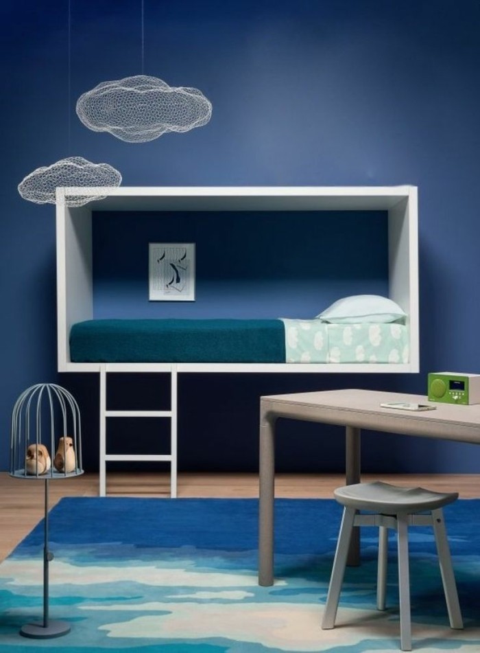 farbige-Wände-moderne-wandfarben-blau-im-Kinderzimmer