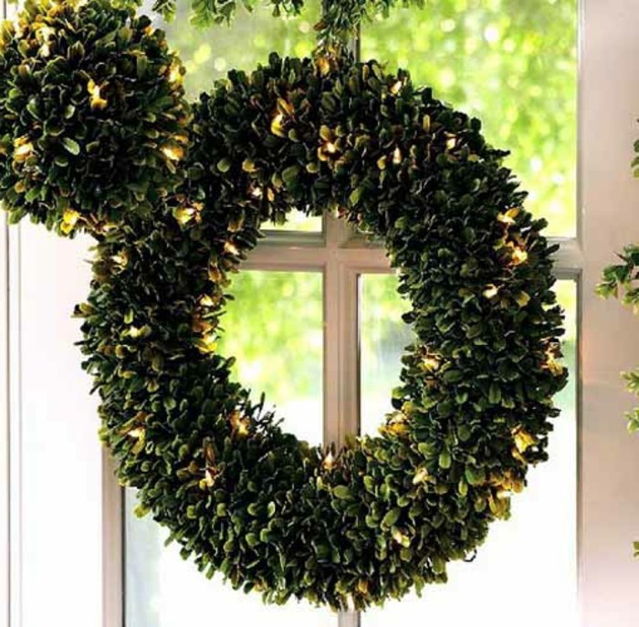 fenster-dekorationen-zum-weihnachten-interessanter-kranz-in-grün