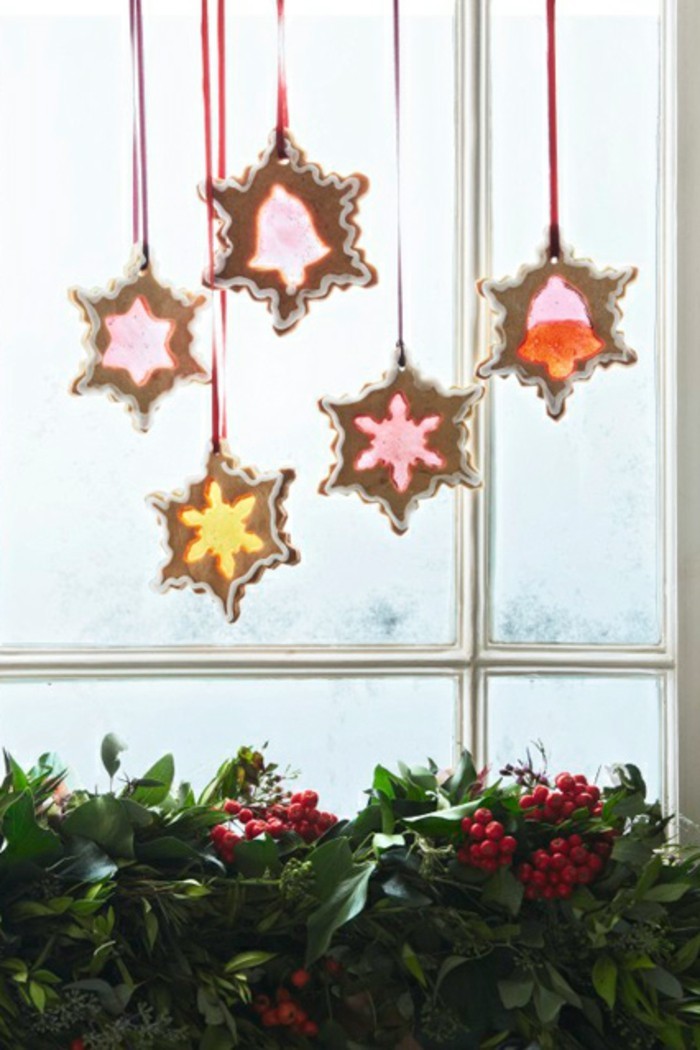 fensterdeko-weihnachten-basteln-elegante-hängende-sterne