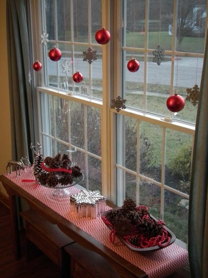 fensterdeko-weihnachten-hängende-rote-kugeln