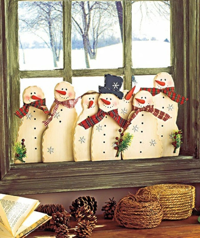 fensterdeko-zu-weihnachten-süße-kleine-schneemänner-nebeneinander