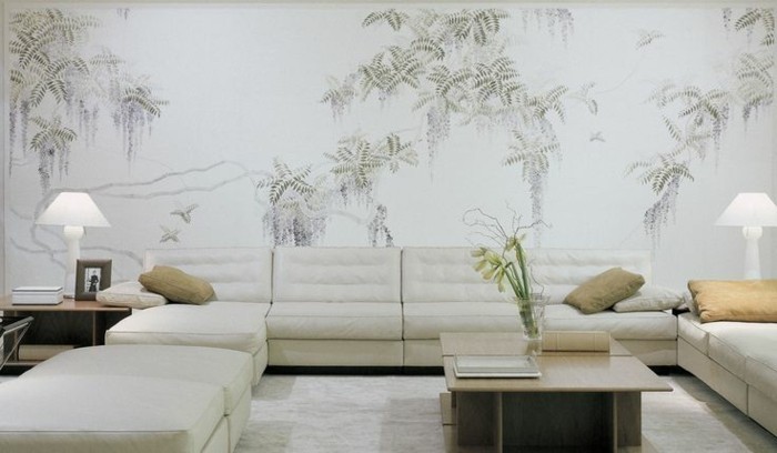 gemütliches-helles-Interieur-große-Sofas-stylische-tapeten-naturales-tapeten-muster