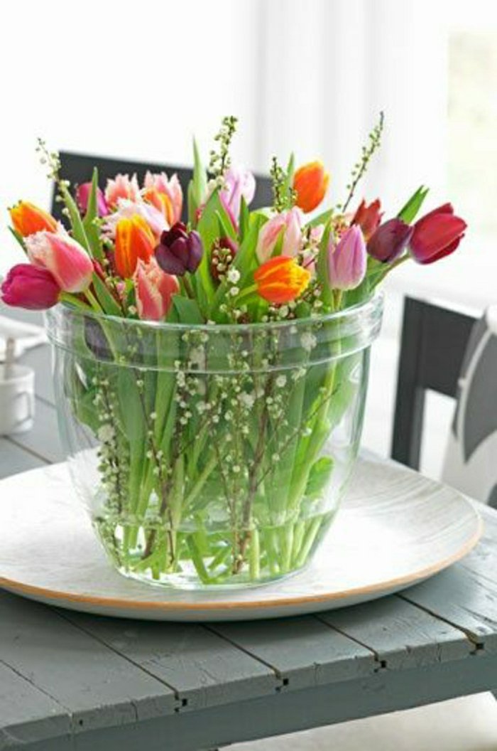 glasvasen-groß-blumenvase-mit-Tulpen-in-verschiedenen-Farben-frische-Komposition