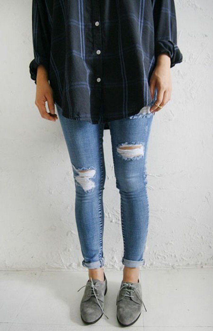 graue-Schuhe-jeans-mit-rissen-schlichtes-Modell-Maxi-Hemd