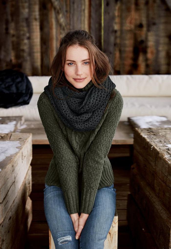 grüne-pullover-schönes-Modell-für-Damen-Schal-Wolle-irische-Pullover