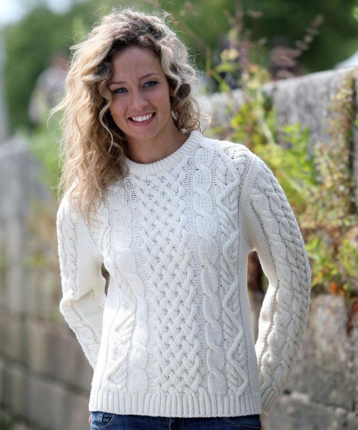 irische-Pullover-weiß-Zopfen-Muster-herrliches-Modell