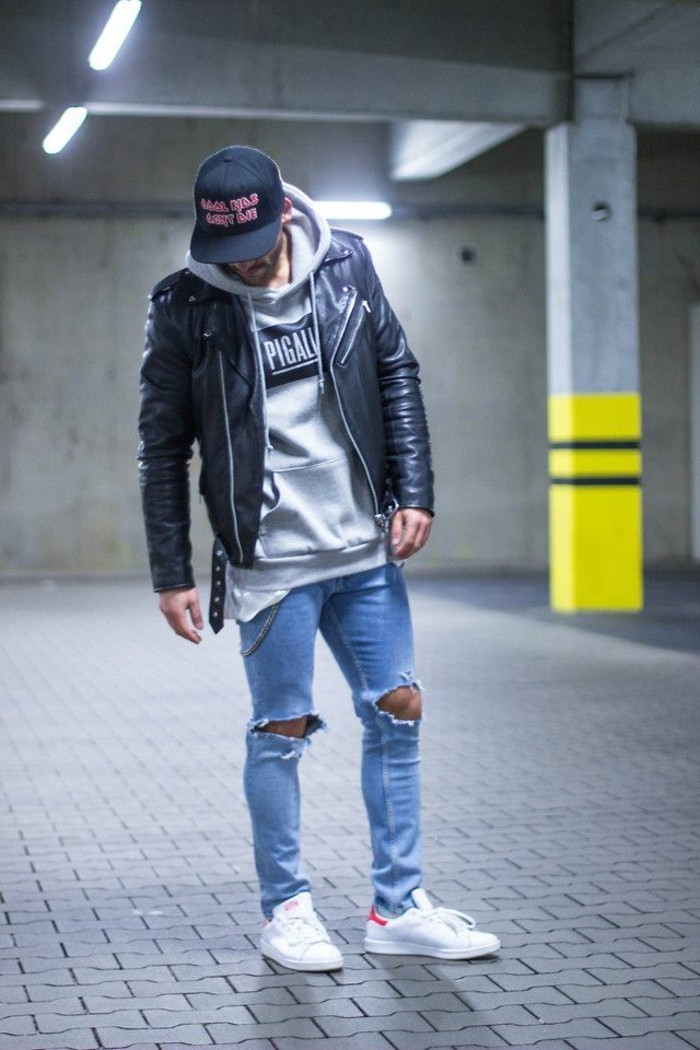 jeans-mit-löchern-männer-jeans-schwarze-Lederjacke-grauer-Sweatshirt