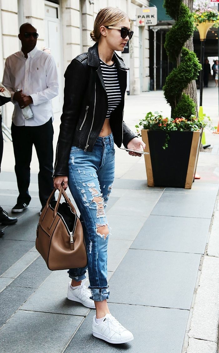 jeans-mit-rissen-weiße-Turnschuhe-schwarze-Lederjacke-gestreifter-Top