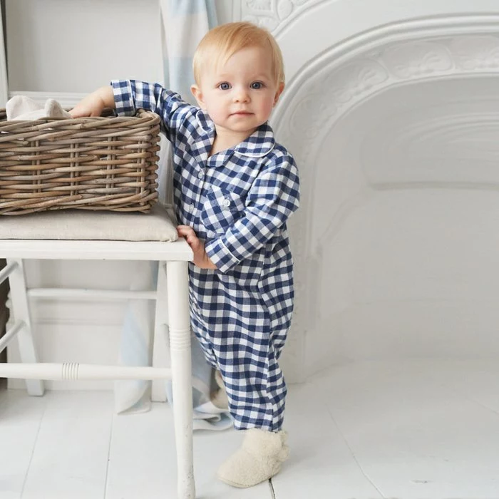 jungen-schlafanzug-kariertes-Muster-einteiliger-schlafanzug