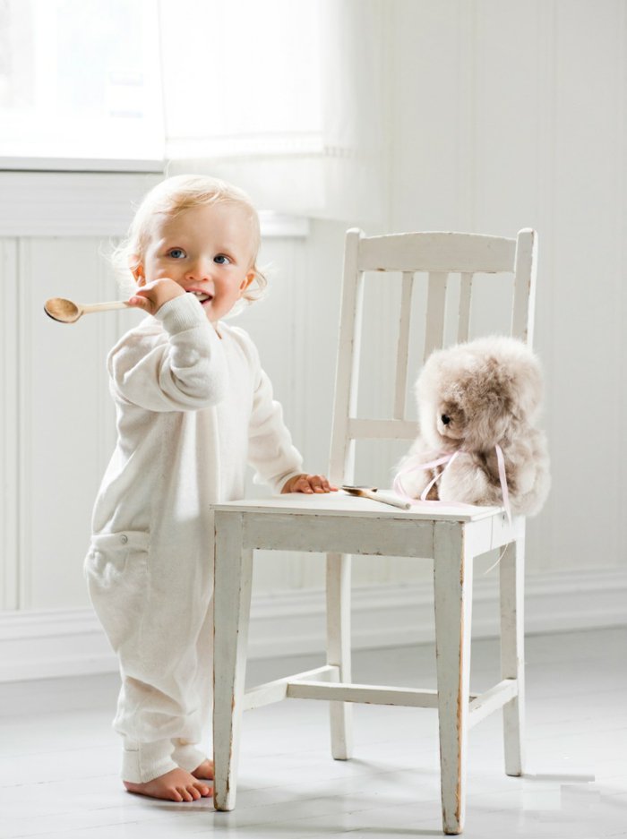 kinder-pyjama-weißer-einteiliger-schlafanzug-mit-Taschen
