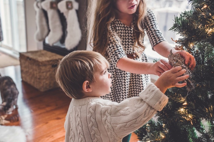 Kleiner Junge und seine Schwester schmücken den Weihnachtsbaum, Weihnachtsbasteln mit Kindern 