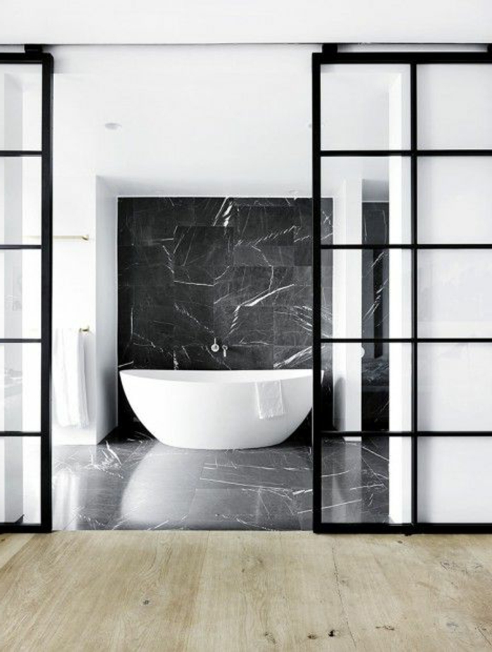 kleines-Badezimmer-schwarze-Marmor-Wand-badewanne-freistehend-oval