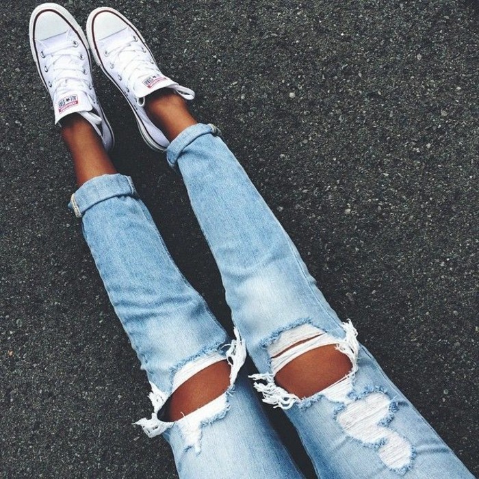 legere-zerrissene-Jeans-weiße-sportliche-Schuhe