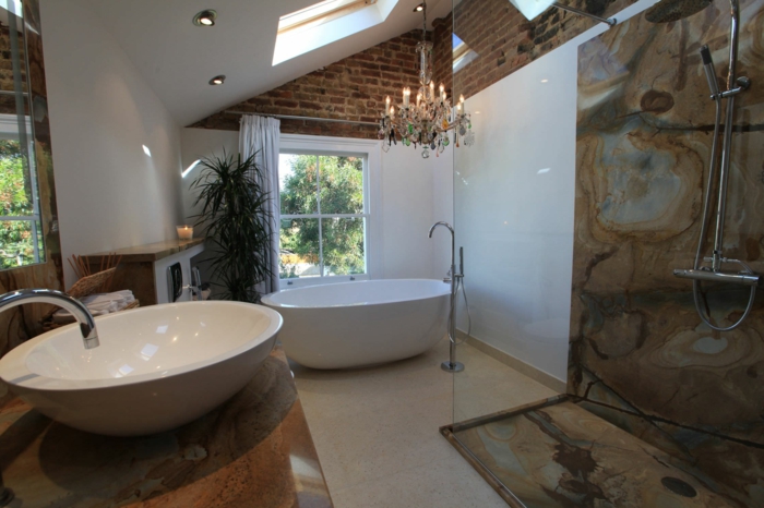luxuriöses-Badezimmer-Kristalle-Kronleuchter-Barock-Atmosphäre-ovale-badewanne