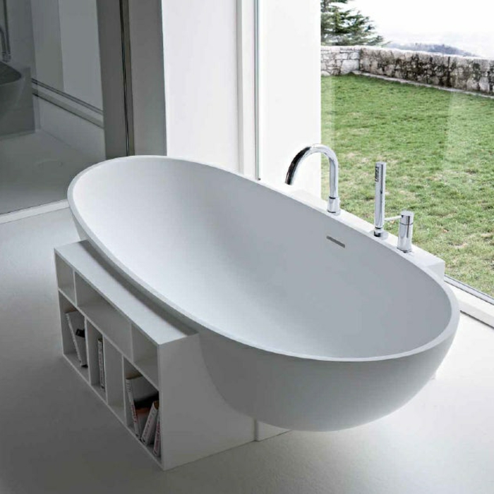 luxuriöses-Badezimmer-mit-schönem-Ausblick-freistehende-badewanne-oval