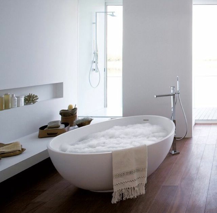 luxuriöses-Badezimmer-weißes-Interieur-freistehende-badewanne-oval