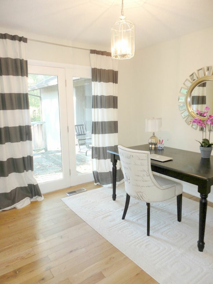 luxuriöses-Interieur-moderne-gardinen-für-wohnzimmer-weiß-graue-Streifen