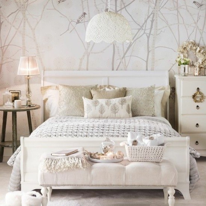 luxuriöses-weißes-Schlafzimmer-Interieur-hochwertige-tapeten-naturales-Aussehen