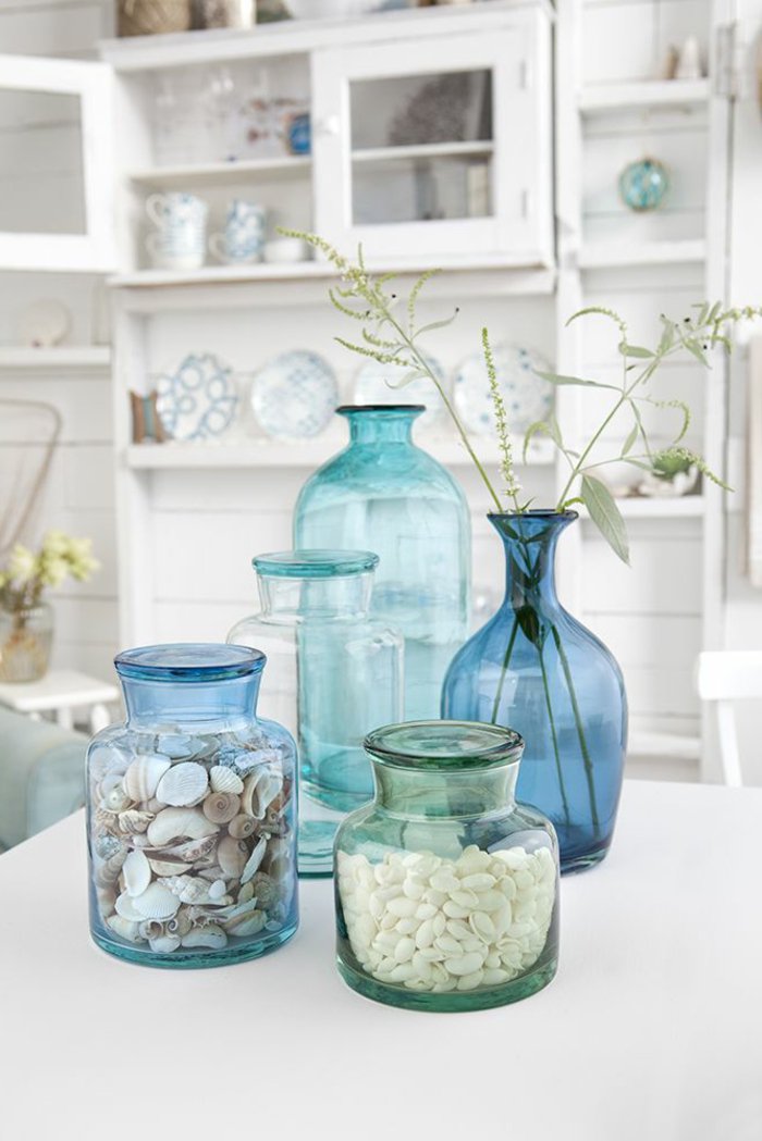 mit-blauen-glasvasen-dekorieren-Muscheln-Pflanzen