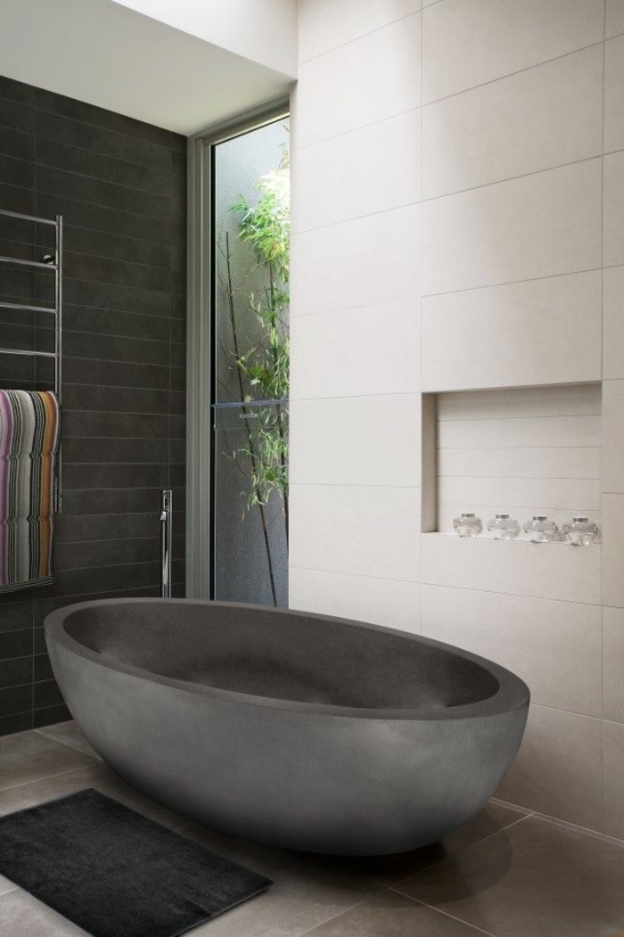 modernes-Badezimmer-Interieur-graue-badewanne-oval-stilvolles-Design