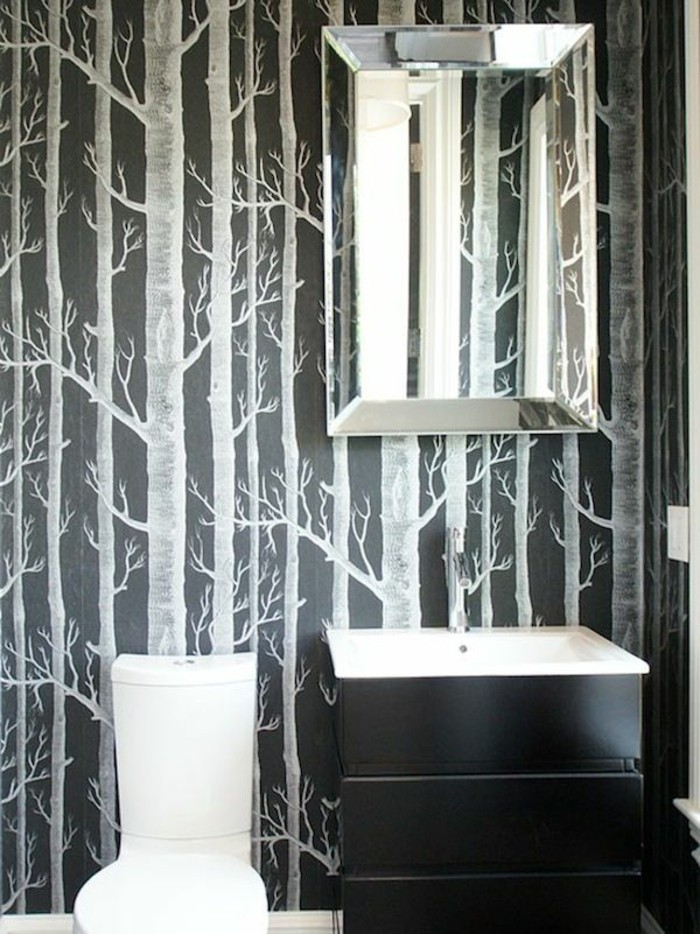modernes-Badezimmer-Interieur-minimalistische-Einrichtung-schwarz-weiße-tapete-Birken-Muster