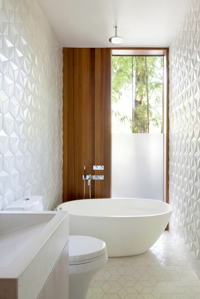 modernes-Badezimmer-Interieur-weiß-effektvolle-Wandgestaltung-badewanne-oval